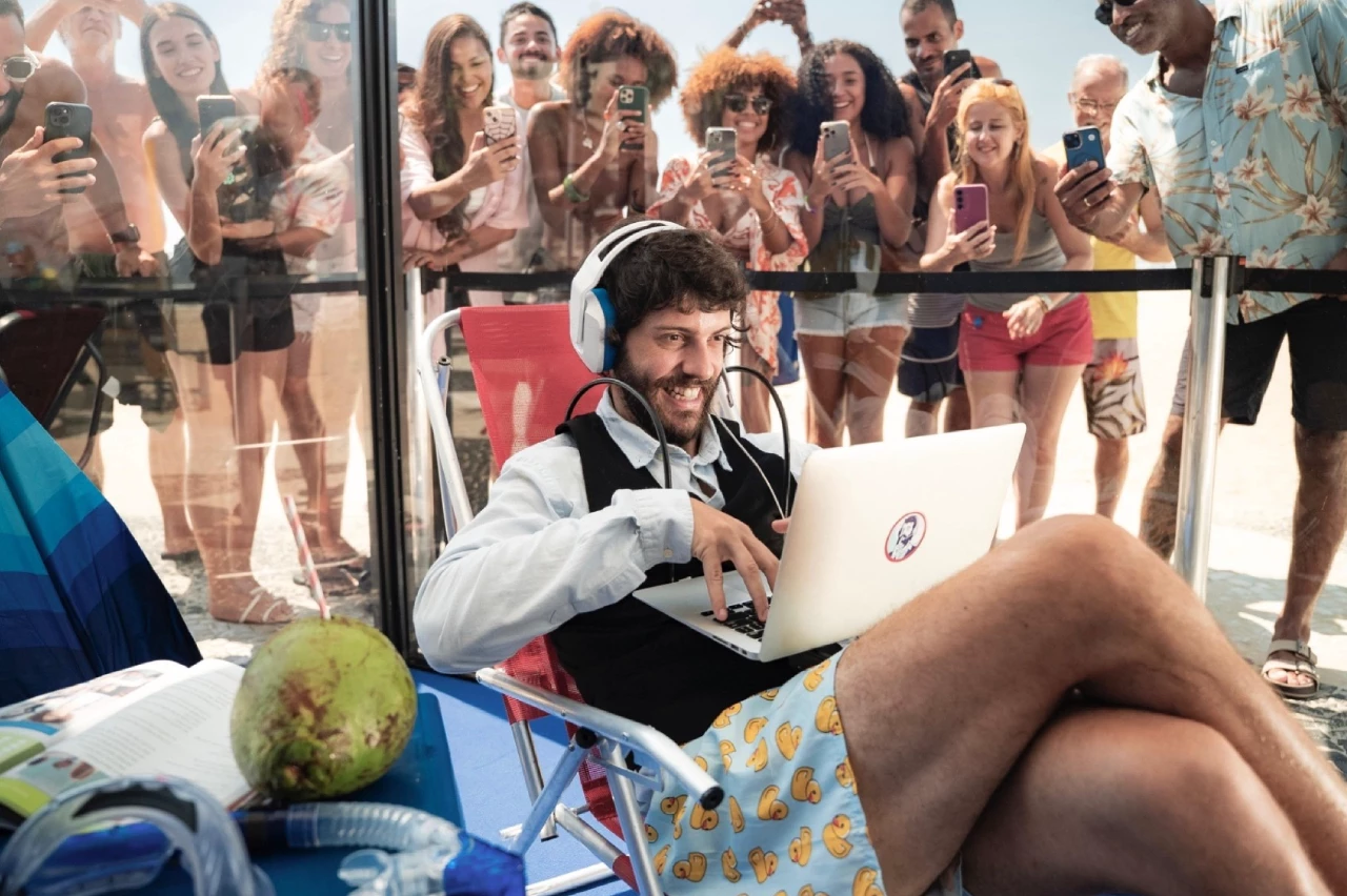 Diogo Defante estudando inglês dentro de caixa de vidro na campanha da Wizard