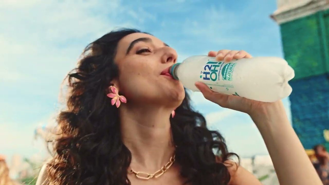 Garrafa de H2OH destacando refrescância e leveza